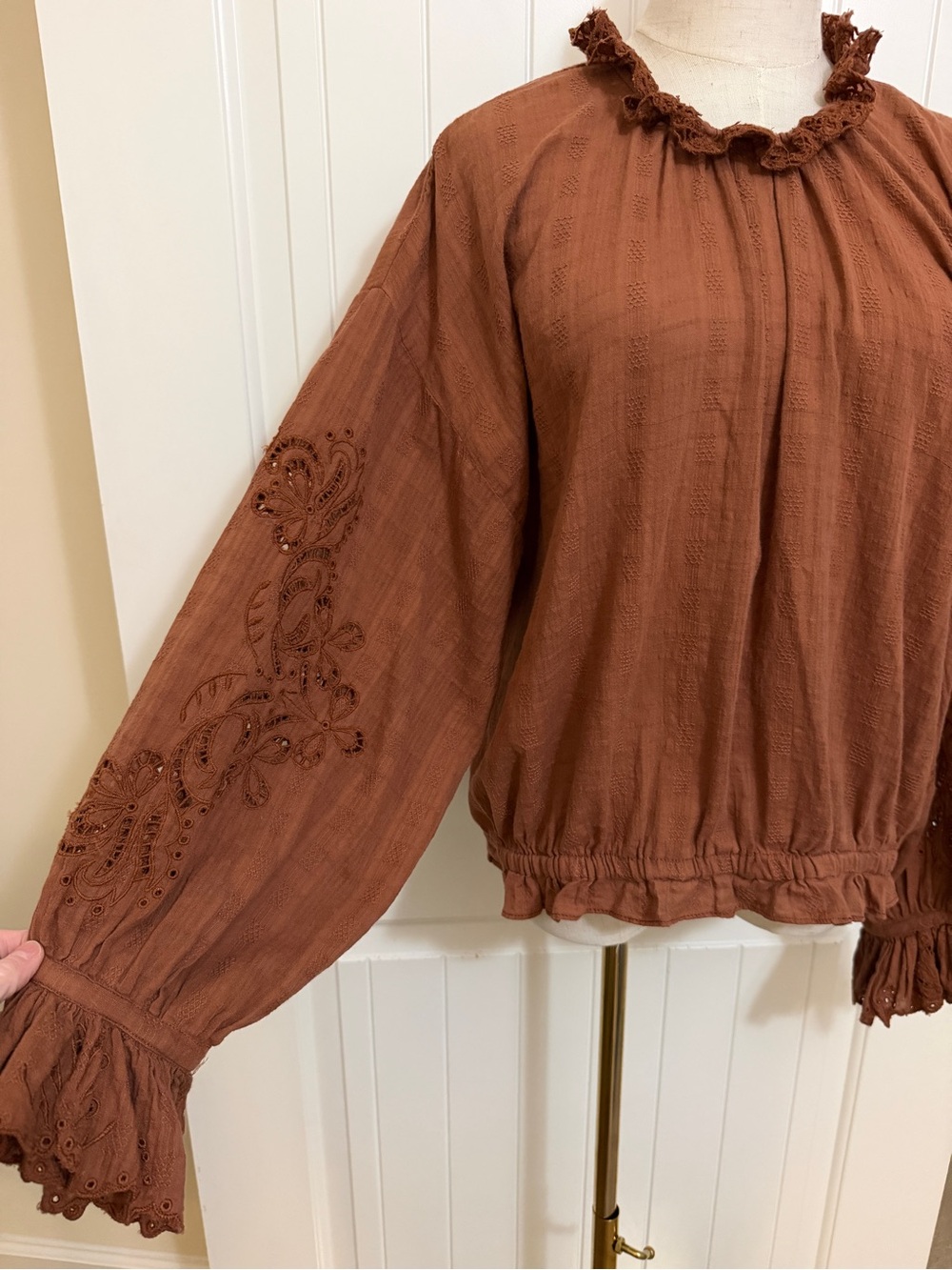 Pilcro Rust Brown Ruffled Eyelet Balloon Sleeve Blouse Sz Large - Picture 10 of 17